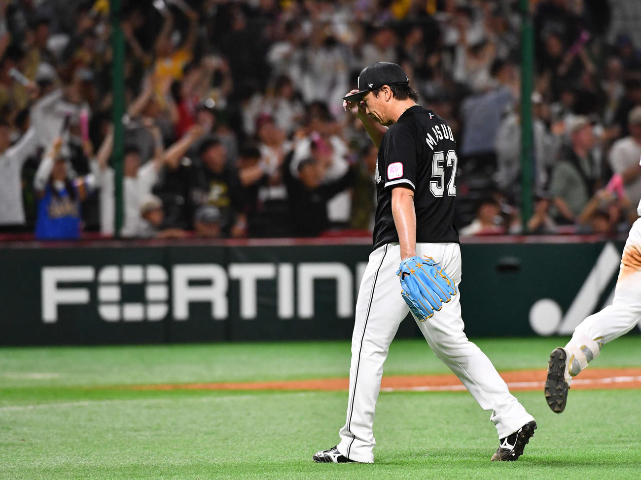 25年5月2日　ソフトバンク対ロッテ　9回裏ソフトバンク2死満塁、川瀬に左越え逆転サヨナラ二塁打を打たれ、肩を落として引き揚げる益田（撮影・岩下翔太）