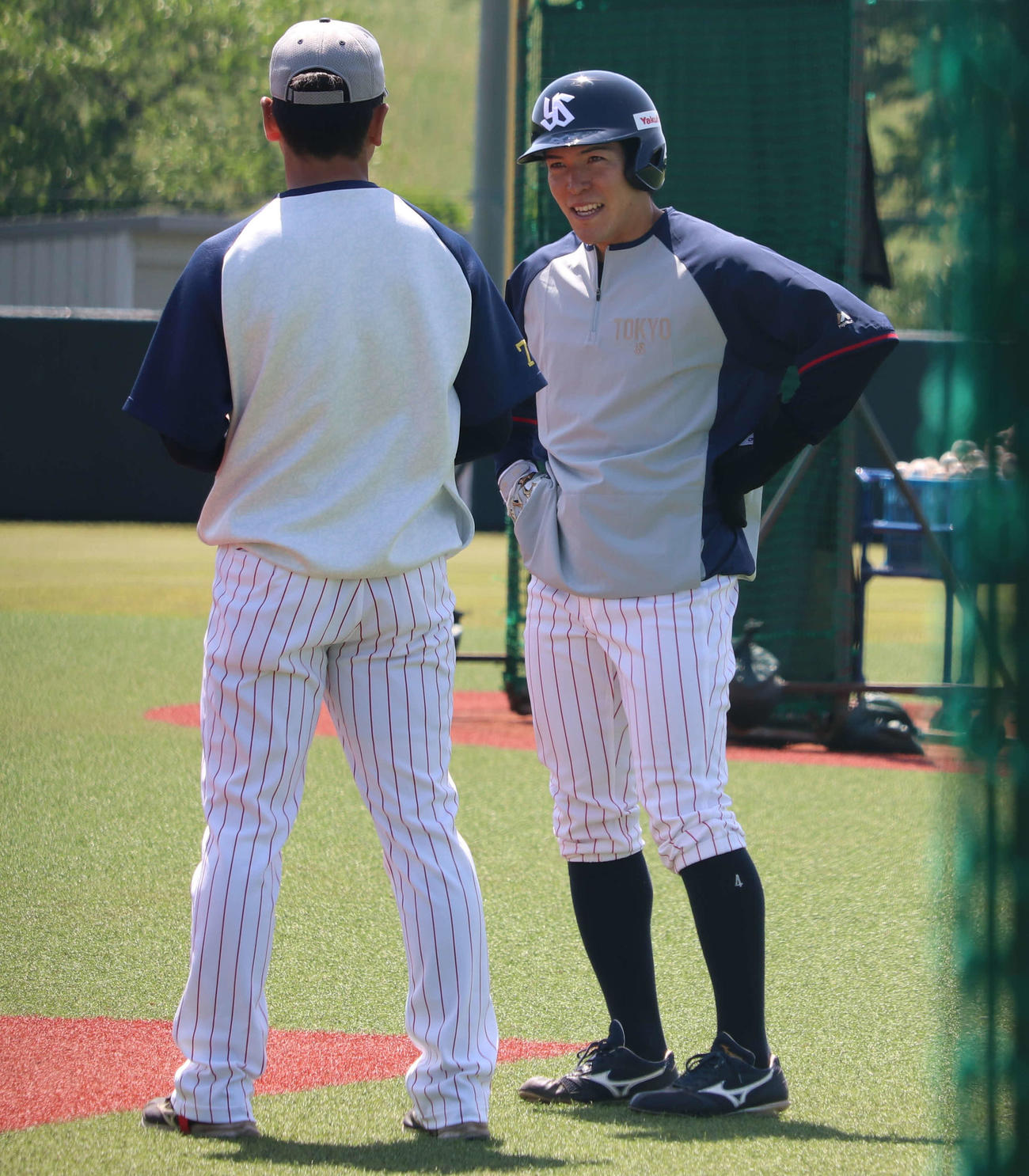 埼玉・戸田球場で試合前練習に参加した（右から1人目）ヤクルト山野辺