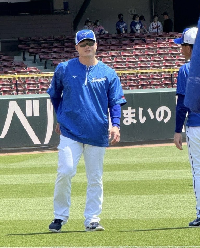 ウオーミングアップをする中日細川