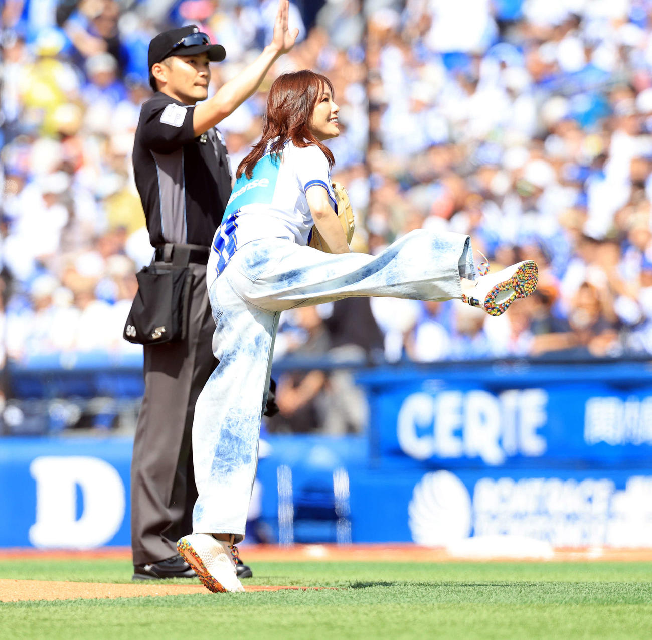 DeNA対巨人　始球式を務めた相川七瀬（撮影・浅見桂子）