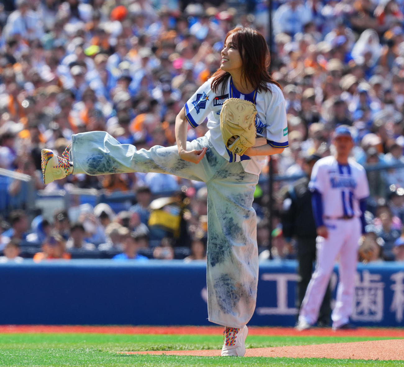 DeNA対巨人　始球式に臨む相川七瀬（撮影・垰建太）