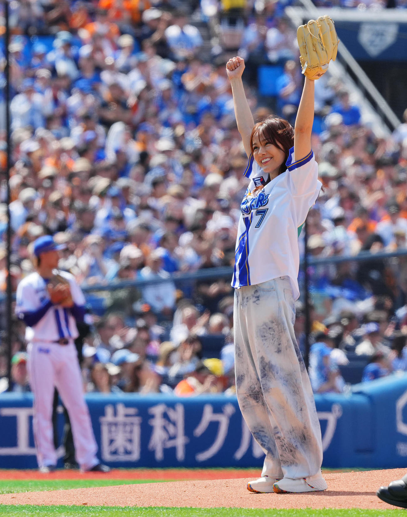 DeNA対巨人　始球式を行い笑顔を見せる相川七瀬（撮影・垰建太）