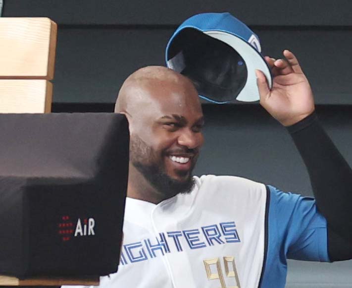 日本ハム対西武　髪をそり上げたレイエス（撮影・黒川智章）