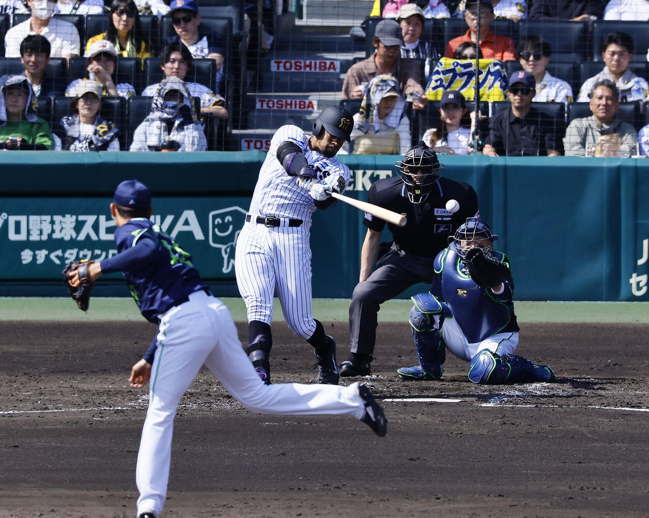 阪神対ヤクルト　2回裏阪神2死、デュプランティエは中前打を放つ。投手奥川（撮影・藤尾明華）