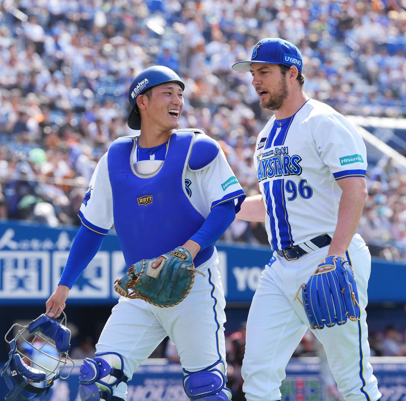 DeNA対巨人　2回表巨人の攻撃を無失点に抑え笑顔を見せるDeNA先発のバウアー（右）と松尾（撮影・垰建太）