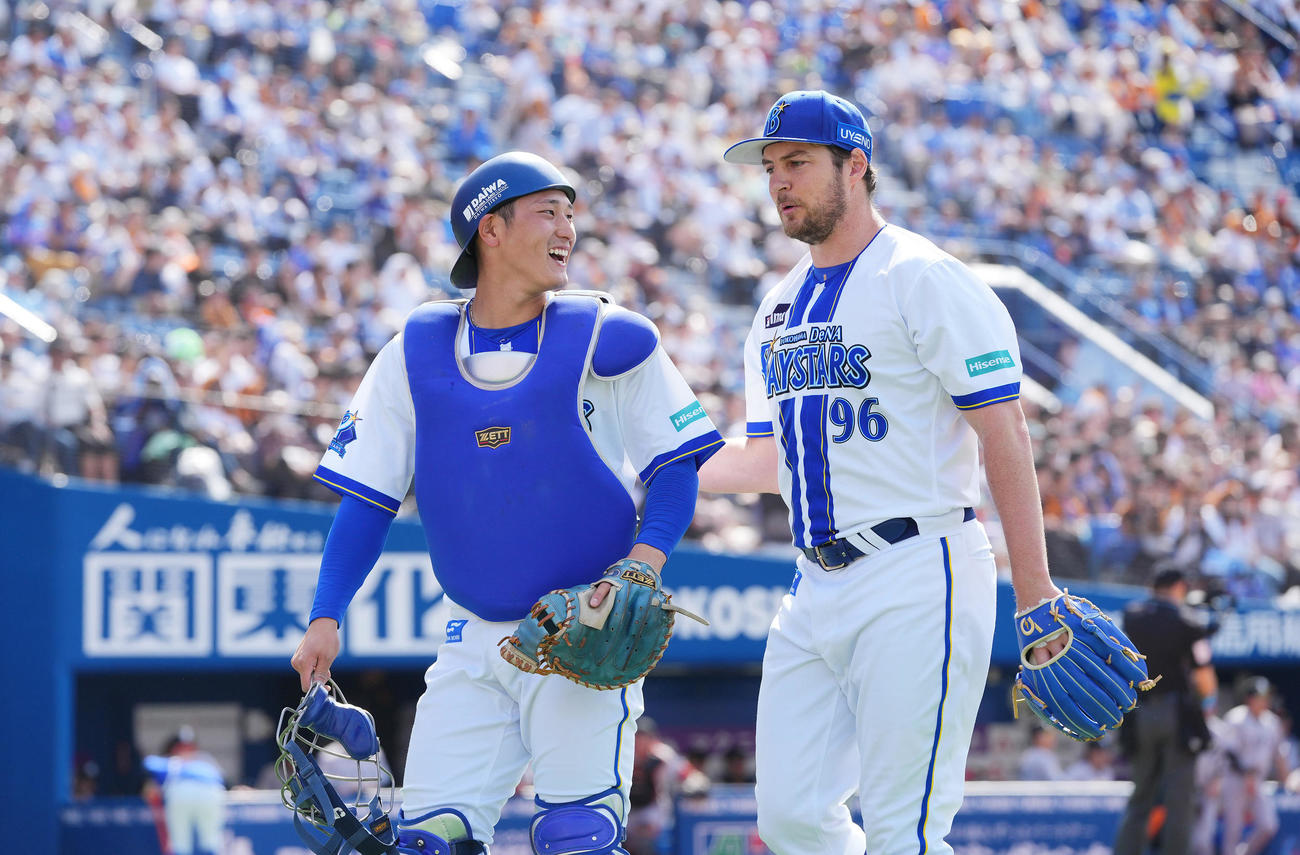 DeNA対巨人　2回表巨人の攻撃を無失点に抑え笑顔を見せるDeNA先発のバウアー（右）と松尾（撮影・垰建太）