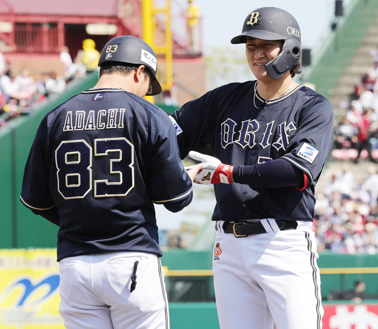 楽天対オリックス　1回表オリックス無死二塁、中前先制適時打を放った紅林は、4月30日に第1子が生まれたばかりで、ゆりかごポーズで喜ぶ（撮影・野上伸悟）