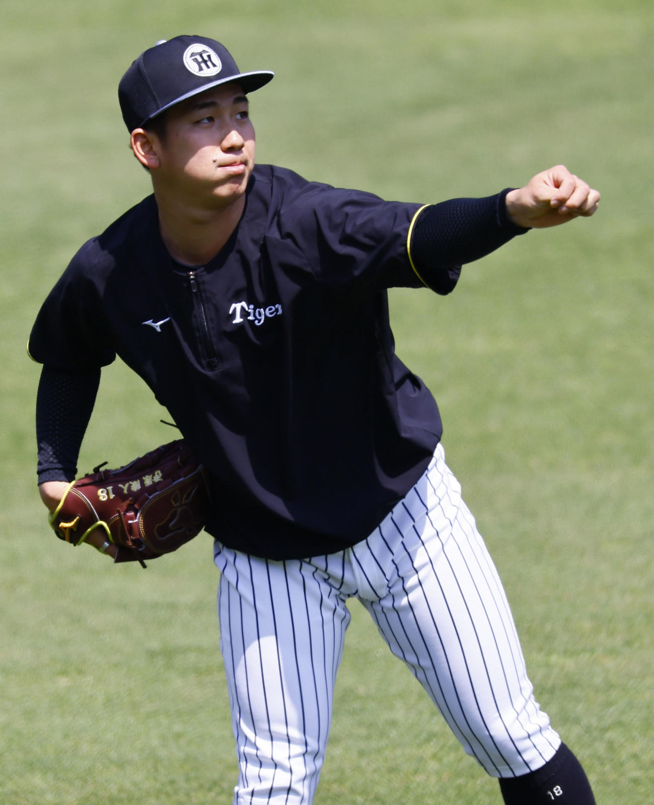 阪神対ヤクルト　キャッチボールをする阪神伊原（撮影・藤尾明華）