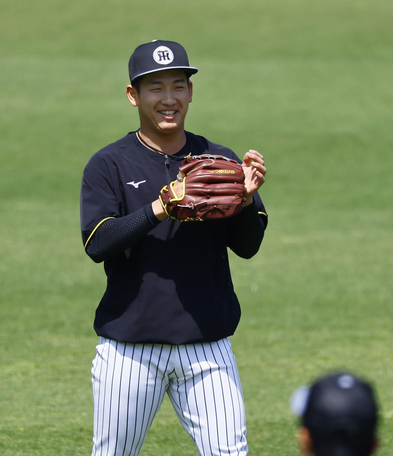 阪神対ヤクルト　キャッチボールで笑顔を見せる阪神伊原（撮影・藤尾明華）