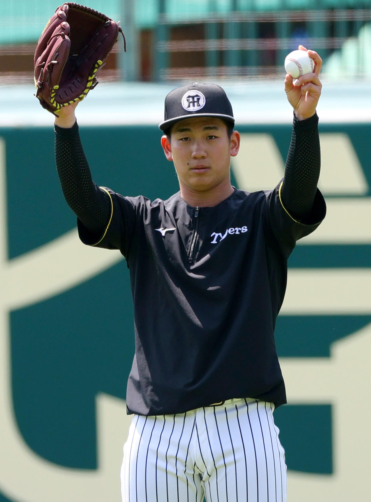 阪神対ヤクルト　試合前の練習でキャッチボールする阪神伊原（撮影・上山淳一）