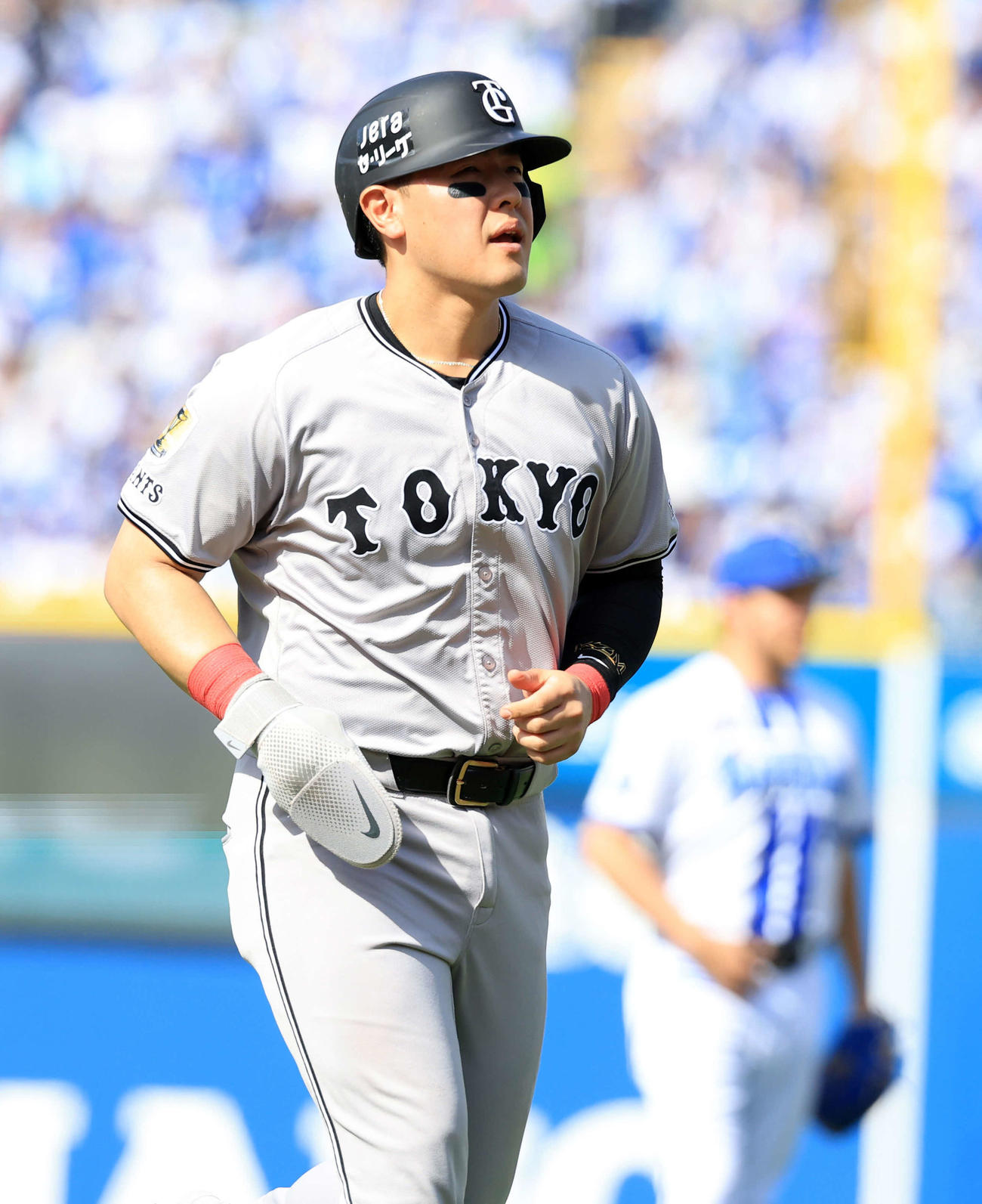DeNA対巨人　5回表巨人無死、岡本（左）は左越え二塁打で二塁に滑り込むもリプレー検証でアウトとなり引き揚げる。後方はバウアー（撮影・浅見桂子）