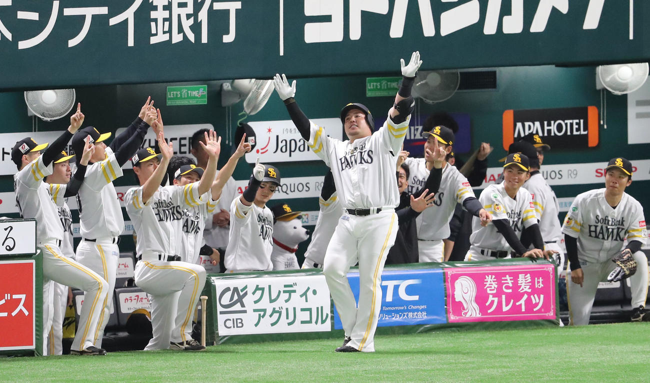 ソフトバンク対ロッテ　4回裏ソフトバンク1死、山川は左越えに先制本塁打を放ちベンチ前でポーズを決める（撮影・梅根麻紀）