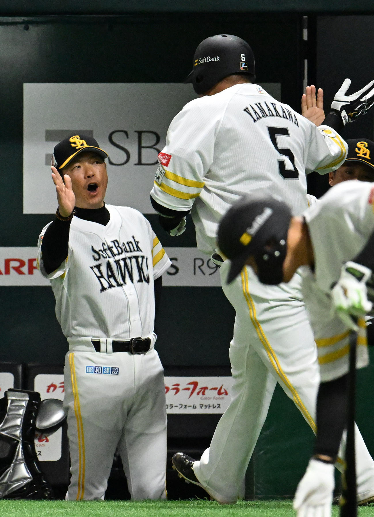 ソフトバンク対ロッテ　4回裏ソフトバンク1死、山川（右）は先制本塁打を放ち小久保監督とタッチを交わす（撮影・林敢治）