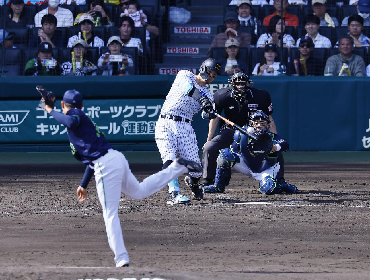 阪神対ヤクルト　5回裏阪神1死二塁、佐藤輝は右前に二塁打を放つ。投手奥川（撮影・藤尾明華）