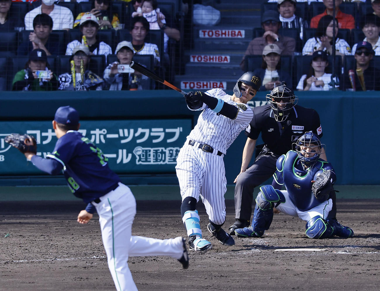 阪神対ヤクルト　5回裏阪神1死二塁、佐藤輝は右前に二塁打を放つ。投手奥川（撮影・藤尾明華）