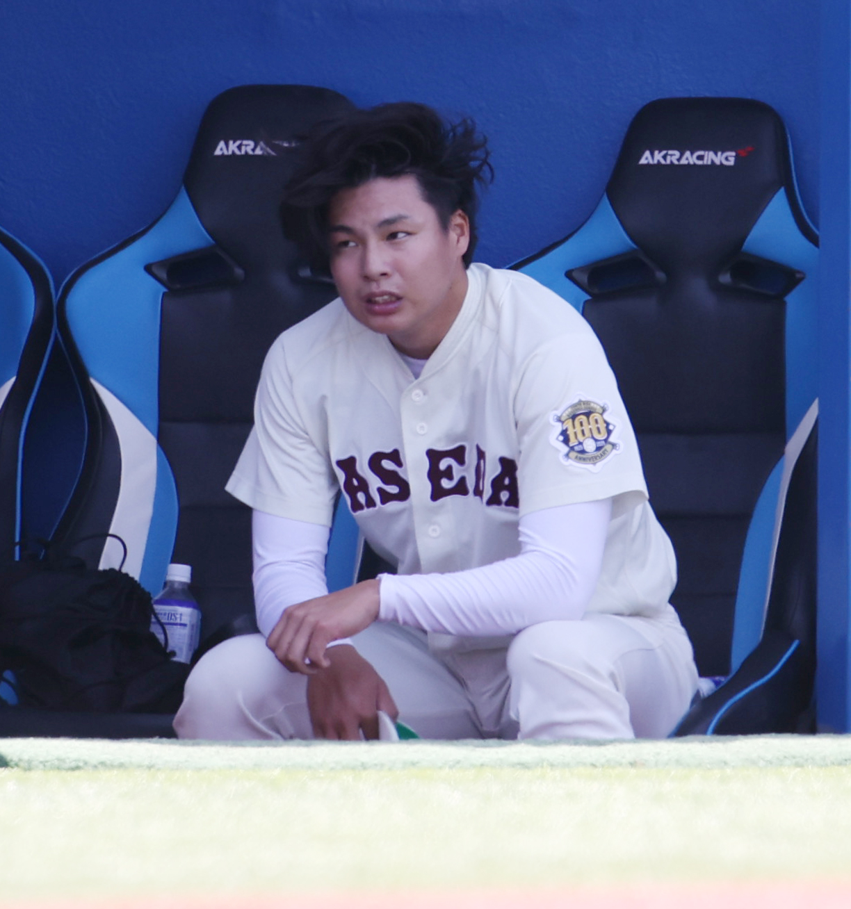 早大対立大　サヨナラ負けした早大・田和はベンチでがっくり（撮影・柴田隆二）