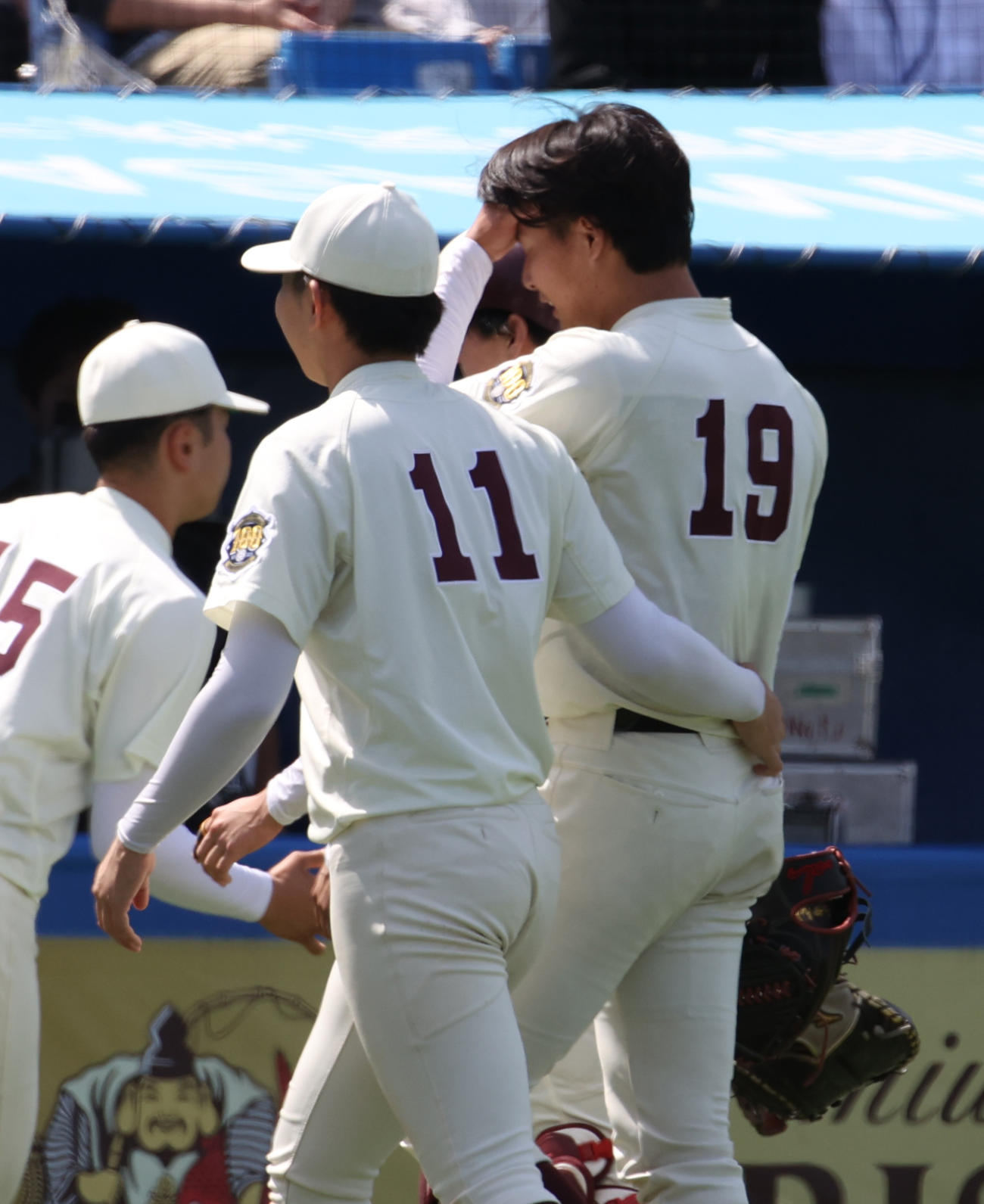 早大対立大　サヨナラ負けした早大・田和（右）は伊藤樹に促されベンチに戻る（撮影・柴田隆二）