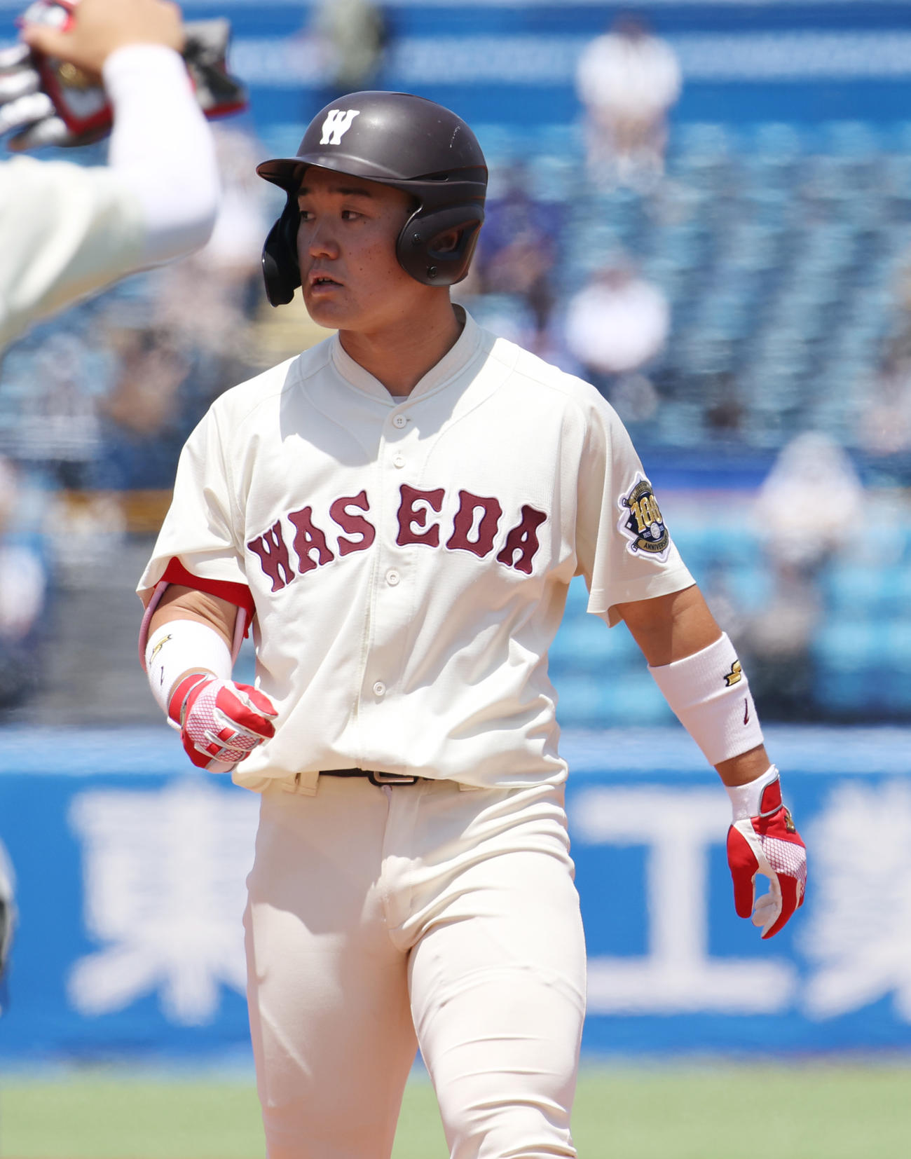 早大対立大　5回表早大2死二塁、尾瀬は中前に適時打を放つ（撮影・柴田隆二）