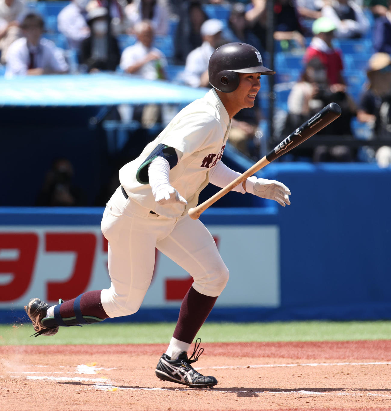 早大対立大　6回表早実2死一、二塁、大内は一塁ゴロを放つが相手エラーで二塁走者が生還した（撮影・柴田隆二）