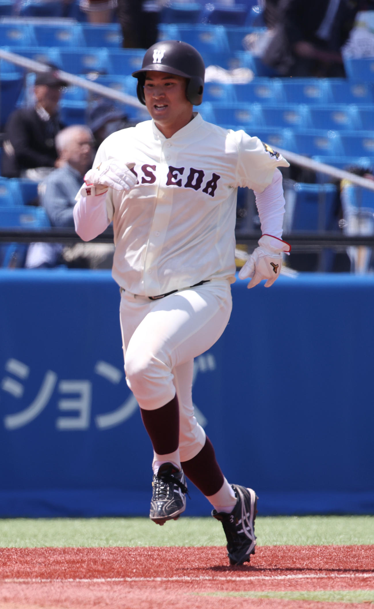 早大対立大　6回表早実2死一、二塁、大内の一塁ゴロを相手がエラーし二塁走者前田健が生還する（撮影・柴田隆二）