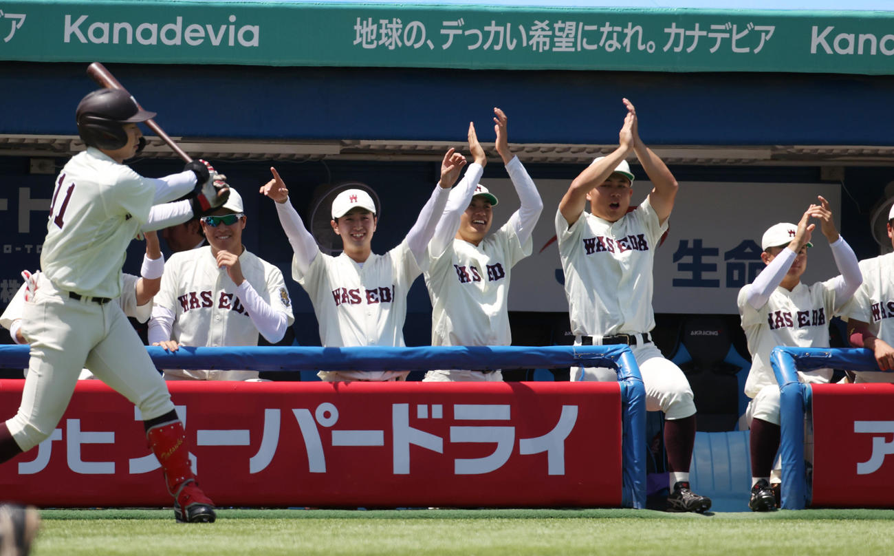 早大対立大　2回表早大1死満塁、吉田瑞の右犠飛で先制点を挙げ喜ぶナイン（撮影・柴田隆二）