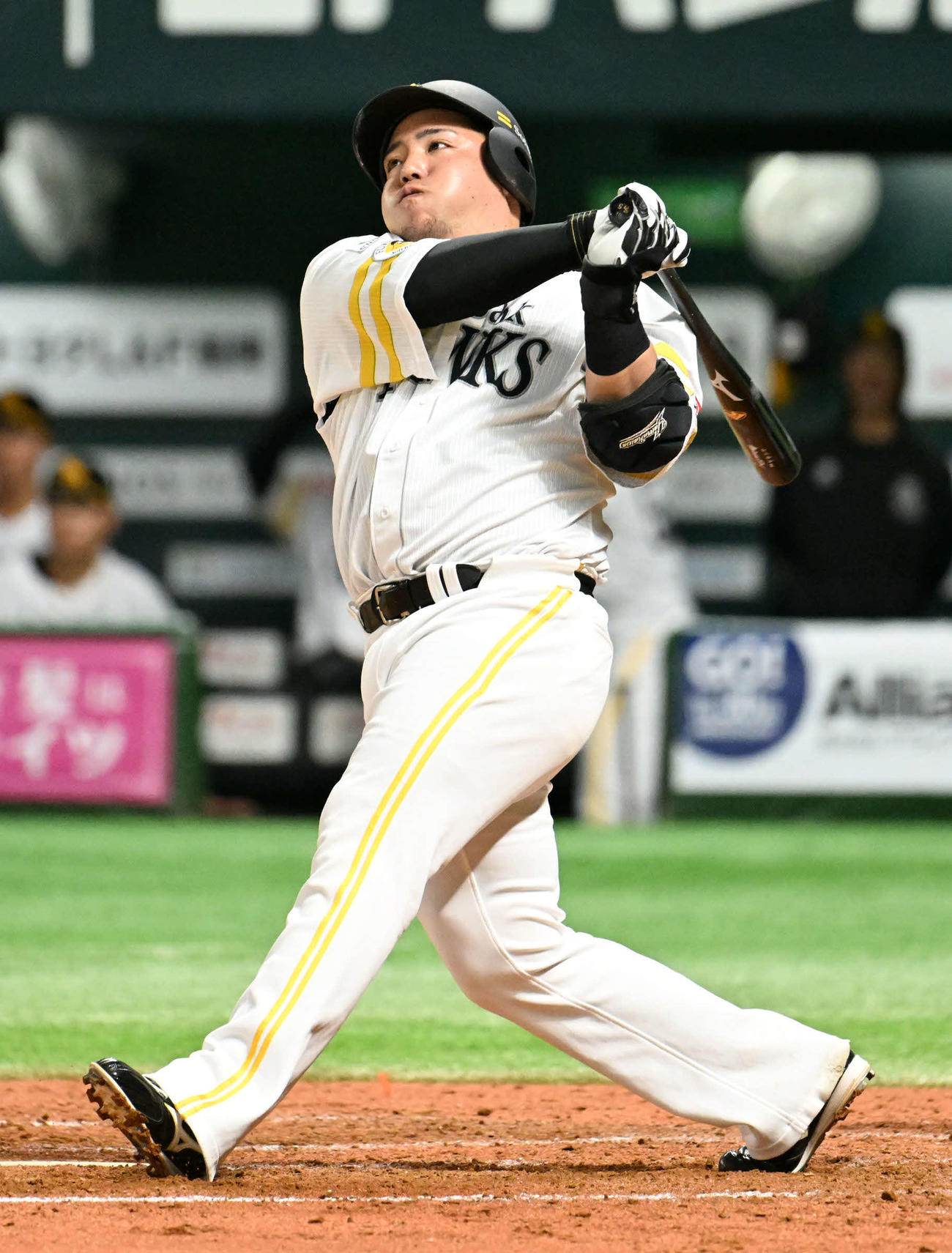 ソフトバンク対ロッテ　4回裏ソフトバンク1死、山川は先制本塁打を放つ（撮影・林敢治）