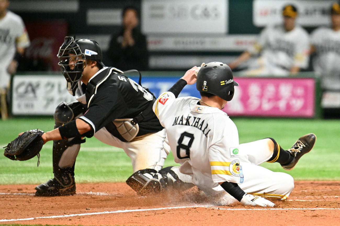 ソフトバンク対ロッテ　5回裏ソフトバンク1死三塁、笹川の犠飛で生還する牧原大（右）（撮影・林敢治）