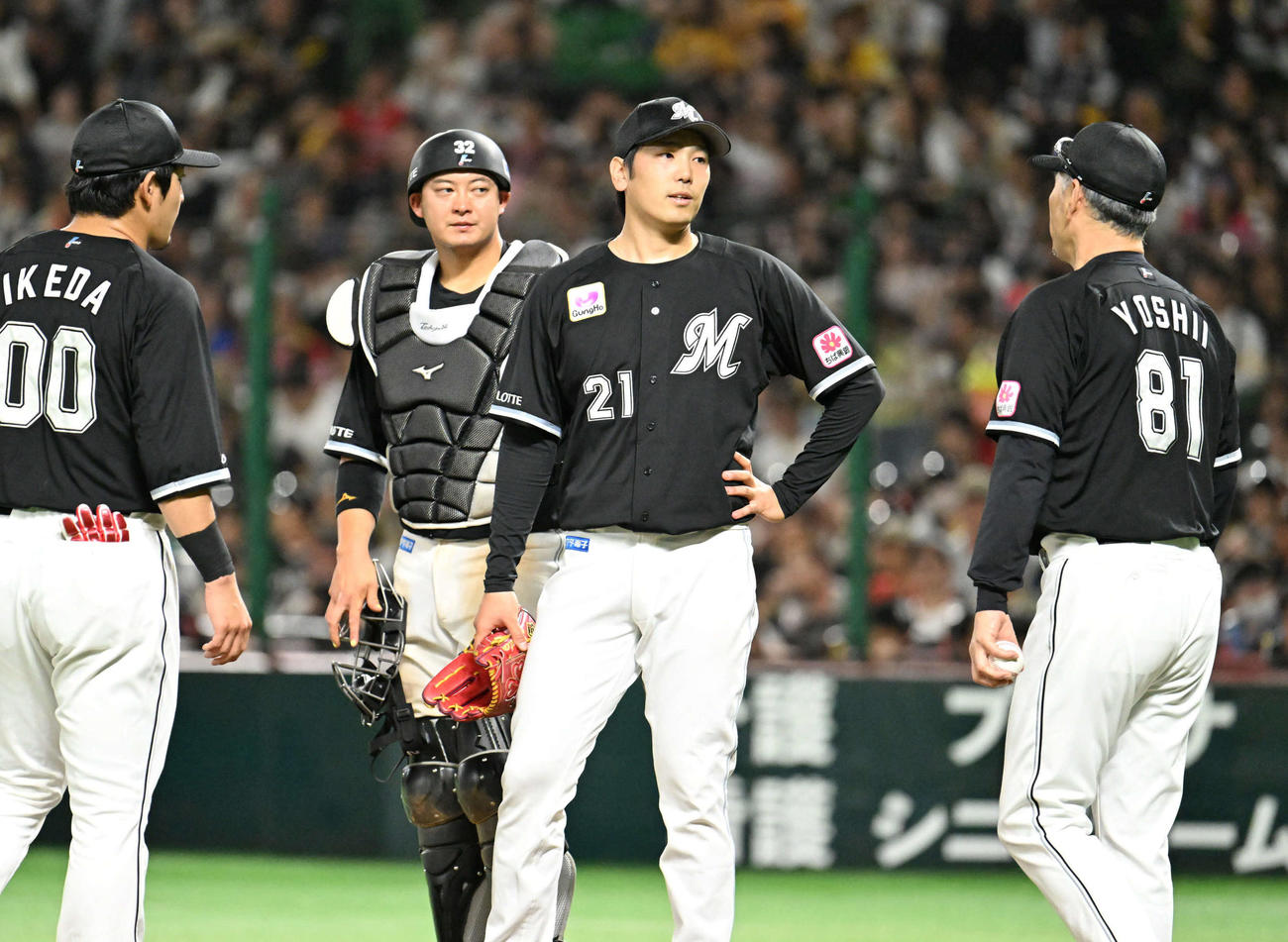 ソフトバンク対ロッテ　6回裏ソフトバンク2死三塁、降板する石川柊（右から2番目）（撮影・林敢治）