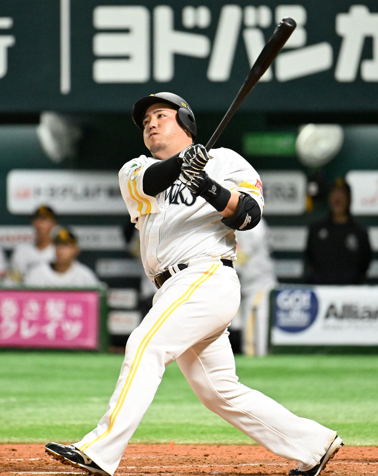 ソフトバンク対ロッテ　4回裏ソフトバンク1死、山川は先制本塁打を放つ（撮影・林敢治）