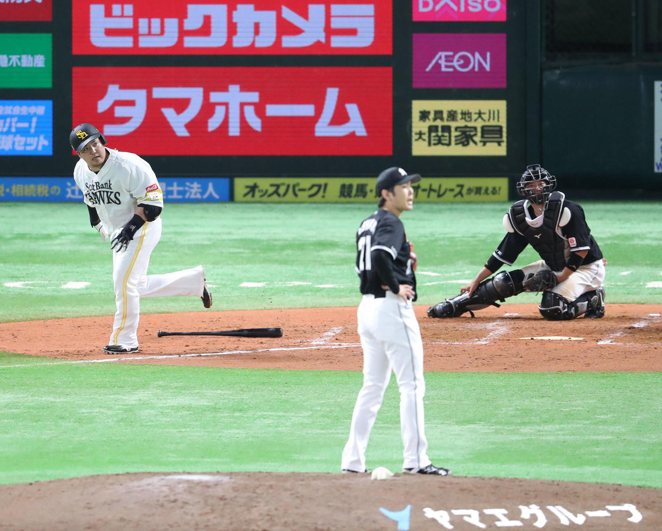 ソフトバンク対ロッテ　4回裏ソフトバンク1死、山川は左越えに先制本塁打を放つ（撮影・梅根麻紀）