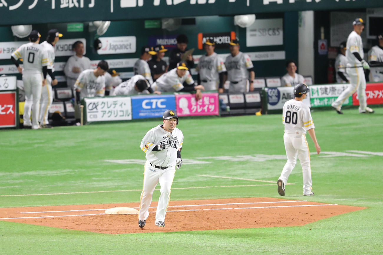 ソフトバンク対ロッテ　4回裏ソフトバンク1死、山川は左越えに先制本塁打を放つ（撮影・梅根麻紀）