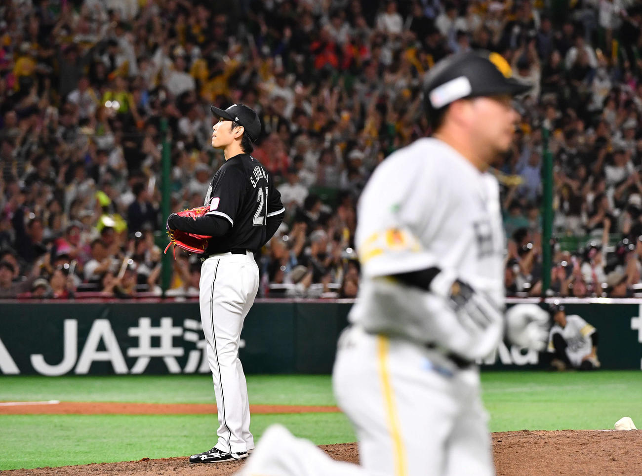 ソフトバンク対ロッテ　4回裏ソフトバンク1死、山川（右）に先制の左越え本塁打を打たれた石川柊（撮影・岩下翔太）