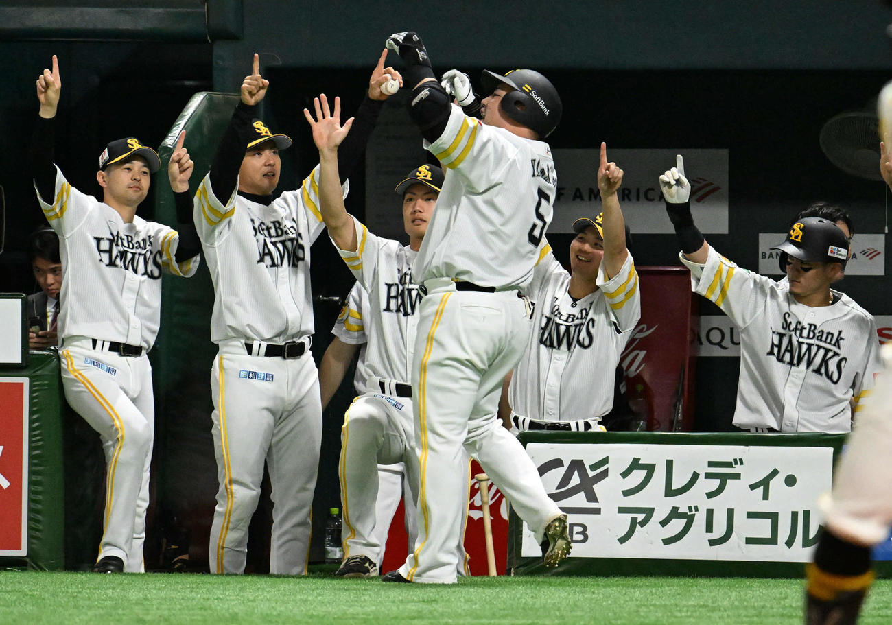 ソフトバンク対ロッテ　4回裏ソフトバンク1死、山川（中央）は先制本塁打を放ちどすこいポーズを決める（撮影・林敢治）
