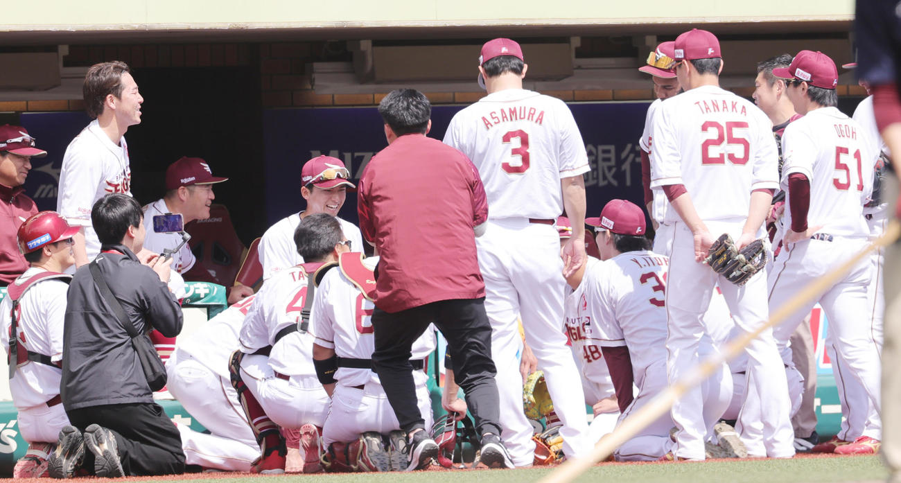 楽天対オリックス　試合前の円陣で、声を出す楽天宗山（撮影・野上伸悟）
