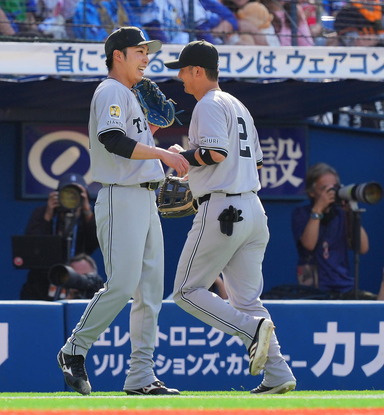 DeNA対巨人　5回裏DeNAの攻撃を無失点に抑え笑顔でナインを出迎える巨人先発の赤星（左）（撮影・垰建太）