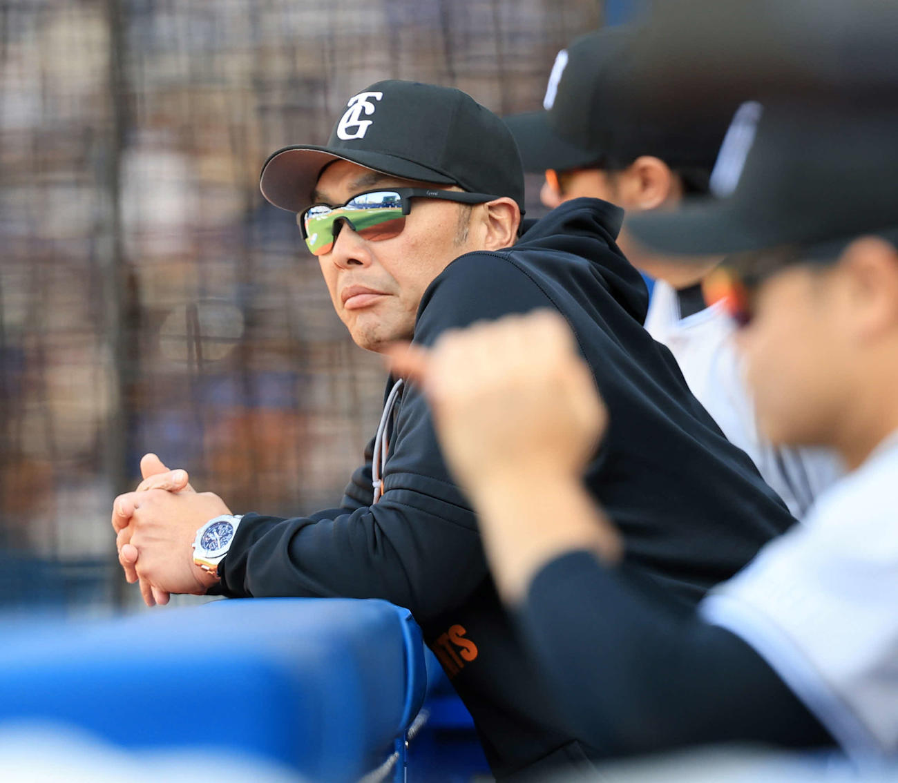 DeNA対巨人　投手戦に、厳しい表情で見つめる巨人阿部監督（撮影・浅見桂子）