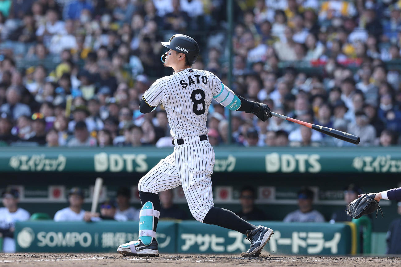 阪神対ヤクルト　5回裏阪神1死二塁、右越え二塁打を放つ佐藤輝（撮影・前田充）