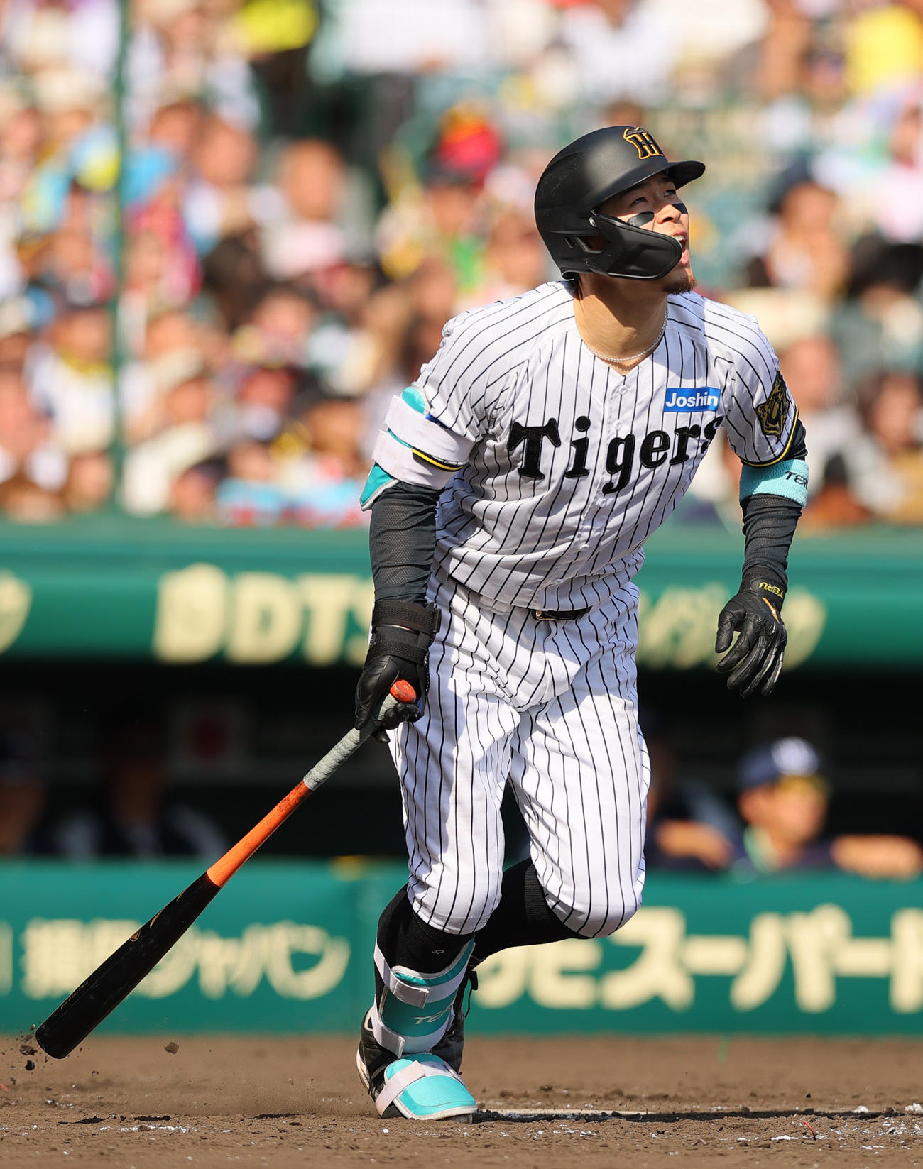 阪神対ヤクルト　5回裏阪神1死二塁、佐藤輝は右二塁打を放つ（撮影・上山淳一）