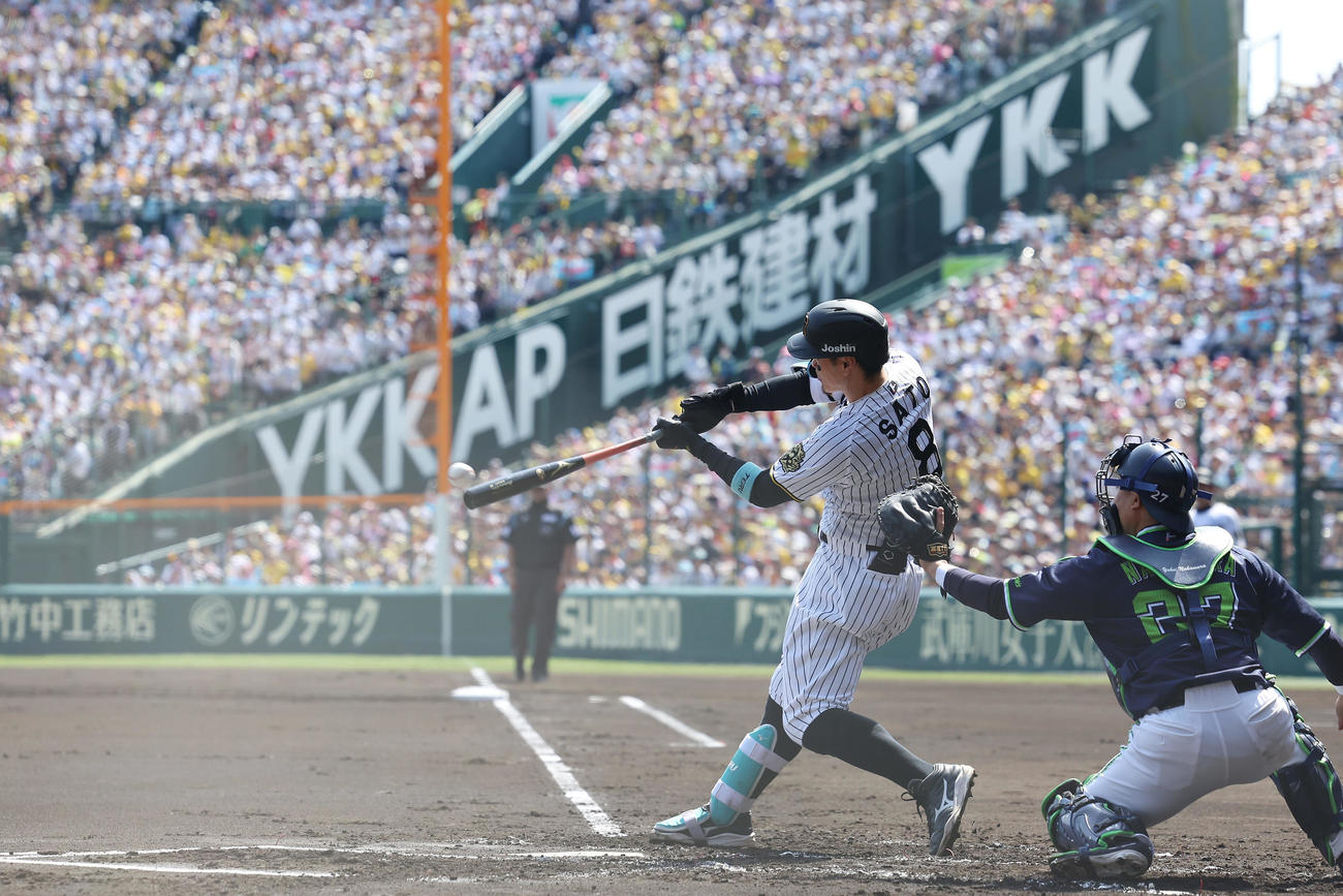 阪神対ヤクルト　1回裏阪神2死三塁、先制の右前適時打を放つ佐藤輝（撮影・前田充）