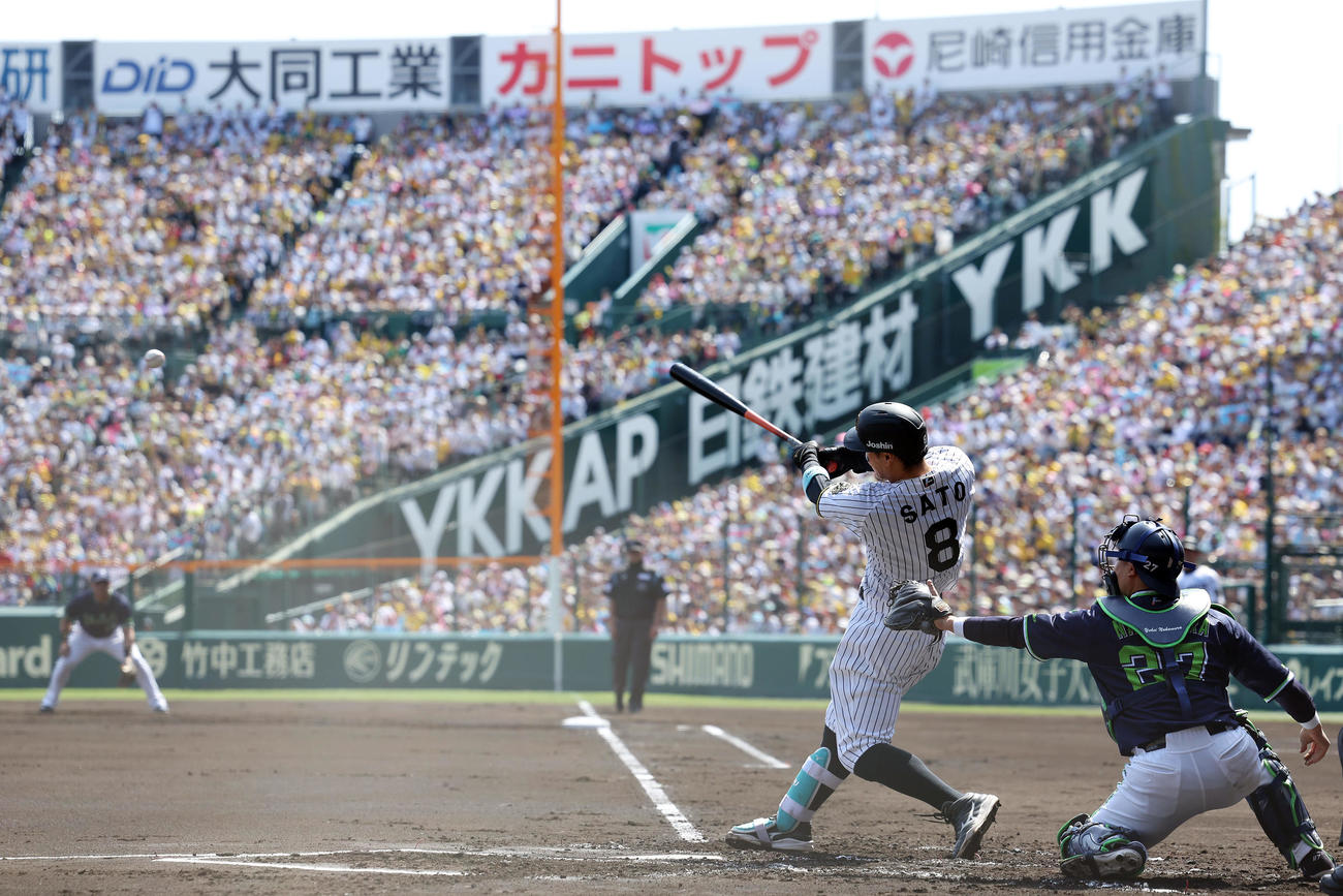 阪神対ヤクルト　1回裏阪神2死三塁、先制の右前適時打を放つ佐藤輝（撮影・前田充）