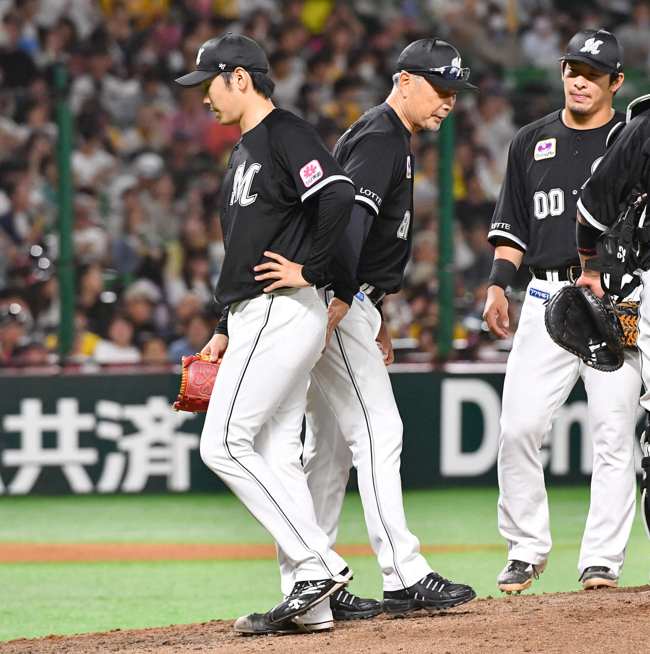 ソフトバンク対ロッテ　6回途中5失点で降板となった石川柊（左）は肩を落としてベンチへ戻る。右から2人目は吉井監督（撮影・岩下翔太）
