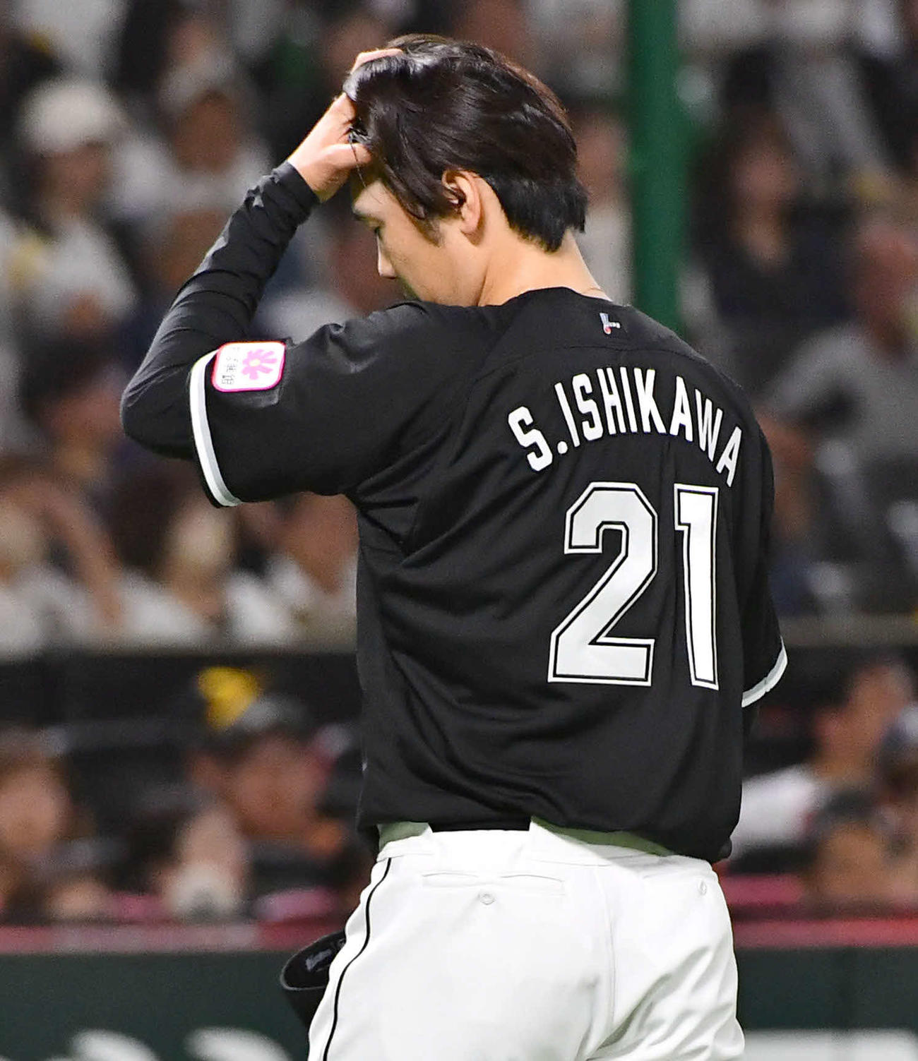 ソフトバンク対ロッテ　6回途中5失点で降板となった石川柊は肩を落としてベンチへ戻る（撮影・岩下翔太）