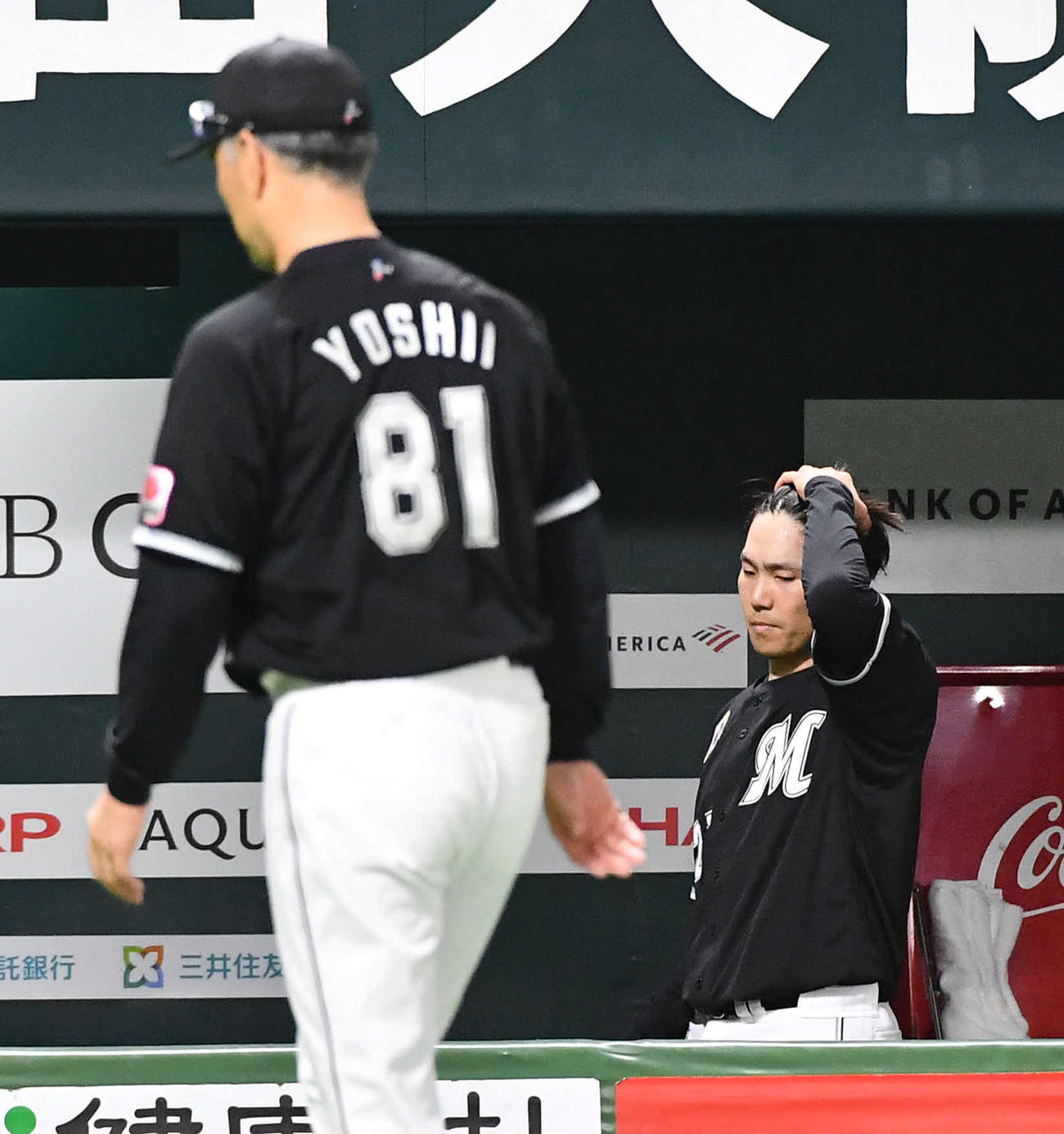 ソフトバンク対ロッテ　6回途中5失点で降板となった石川柊（右）はベンチで悔しそうな表情を見せる。左は吉井監督（撮影・岩下翔太）