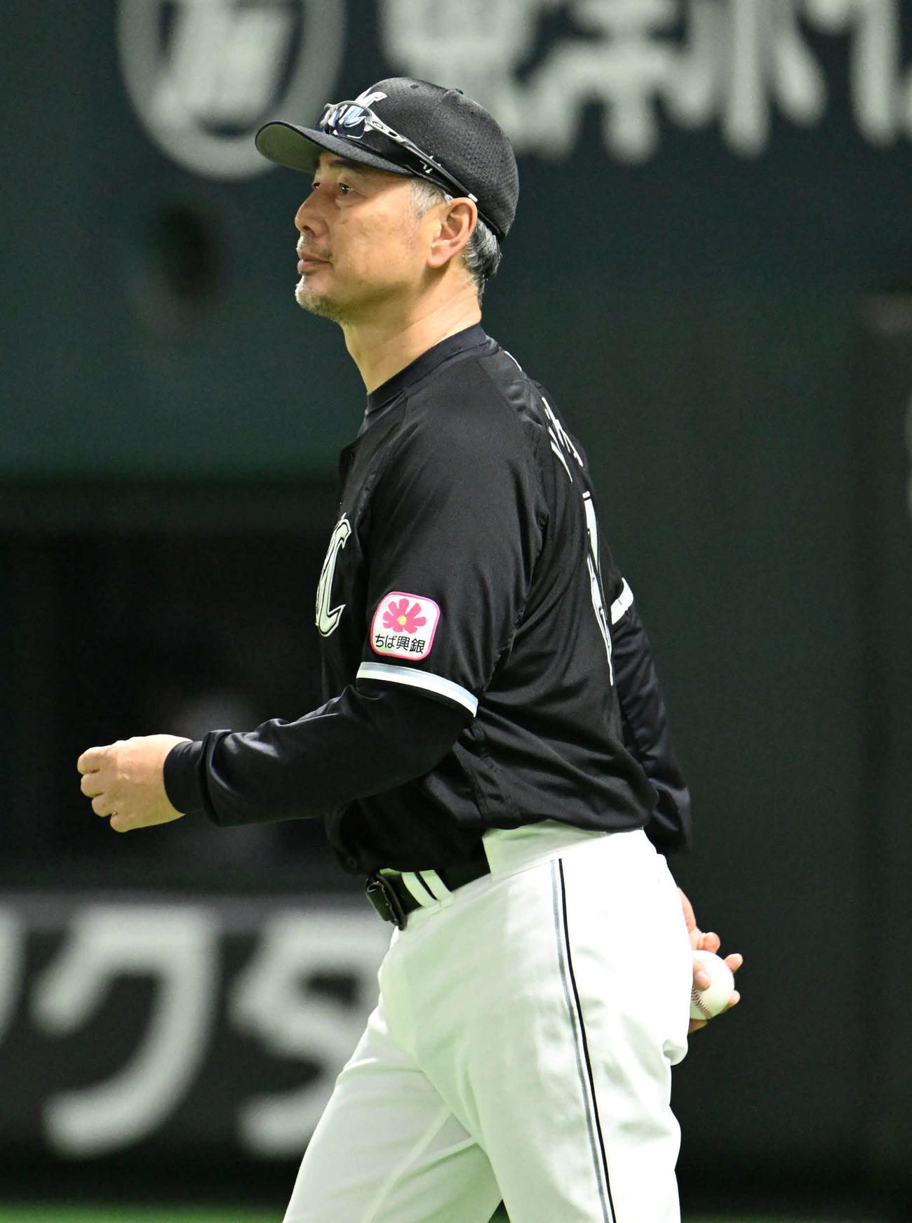 ソフトバンク対ロッテ　6回裏ソフトバンク2死三塁、マウンドに向かう吉井監督（撮影・林敢治）