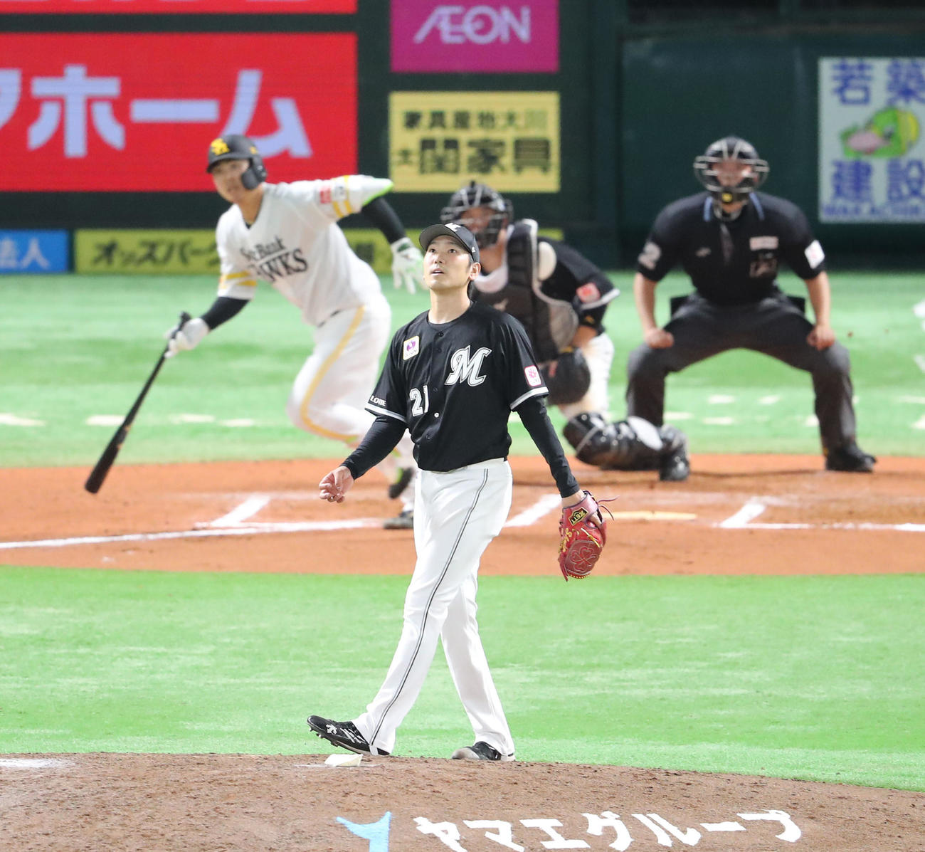 ソフトバンク対ロッテ　6回裏ソフトバンク2死一、二塁、石塚に中越え2点適時二塁打を浴びた石川（撮影・梅根麻紀）