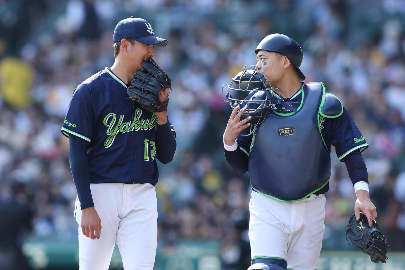阪神対ヤクルト　4回裏を投げ終え、言葉を交わしてベンチへ戻るヤクルト奥川（左）と中村悠（撮影・前田充）