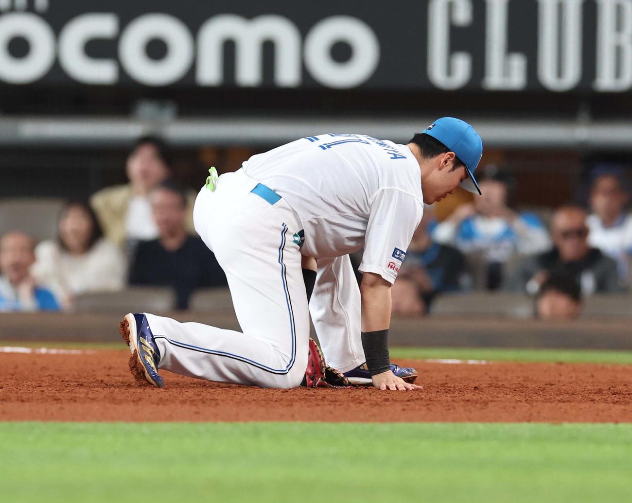 日本ハム対西武　7回表西武2死一、二塁、打球を後ろにそらす清宮幸（撮影・黒川智章）