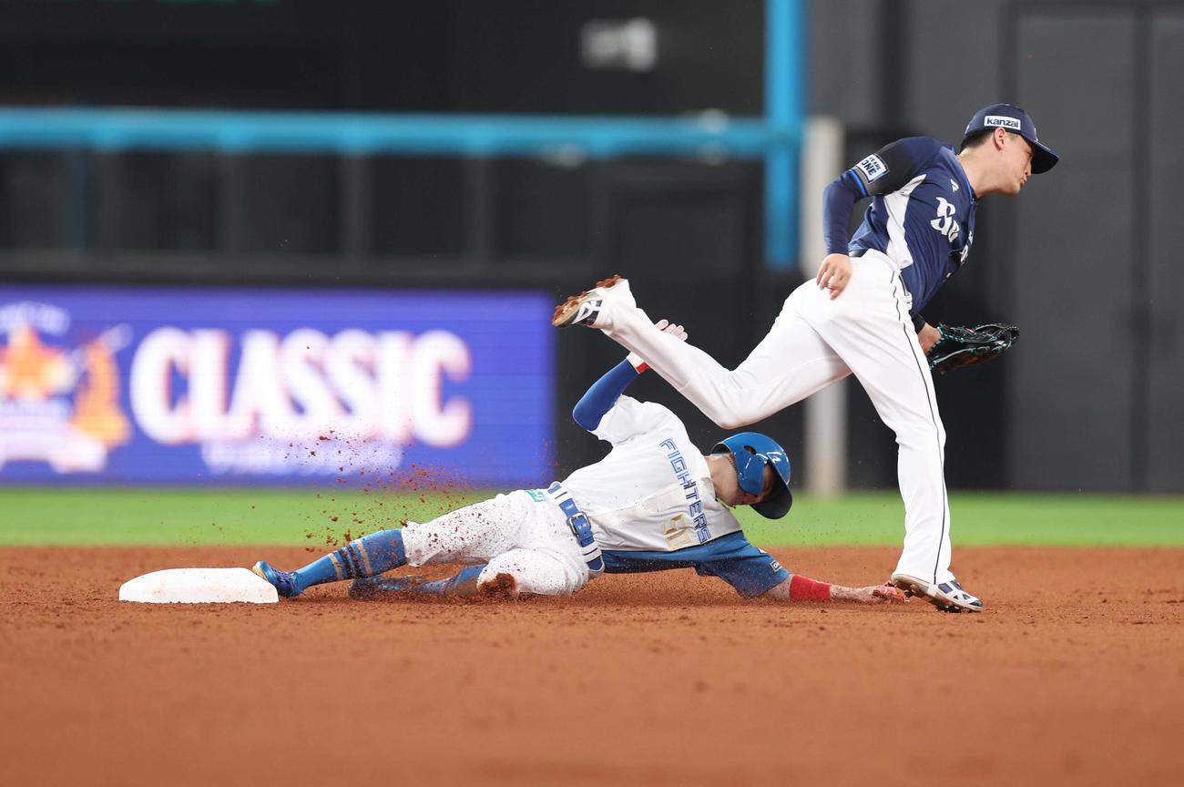 日本ハム対西武　5回裏日本ハム2死一塁、盗塁したさいに左足を痛める五十幡（撮影・黒川智章）