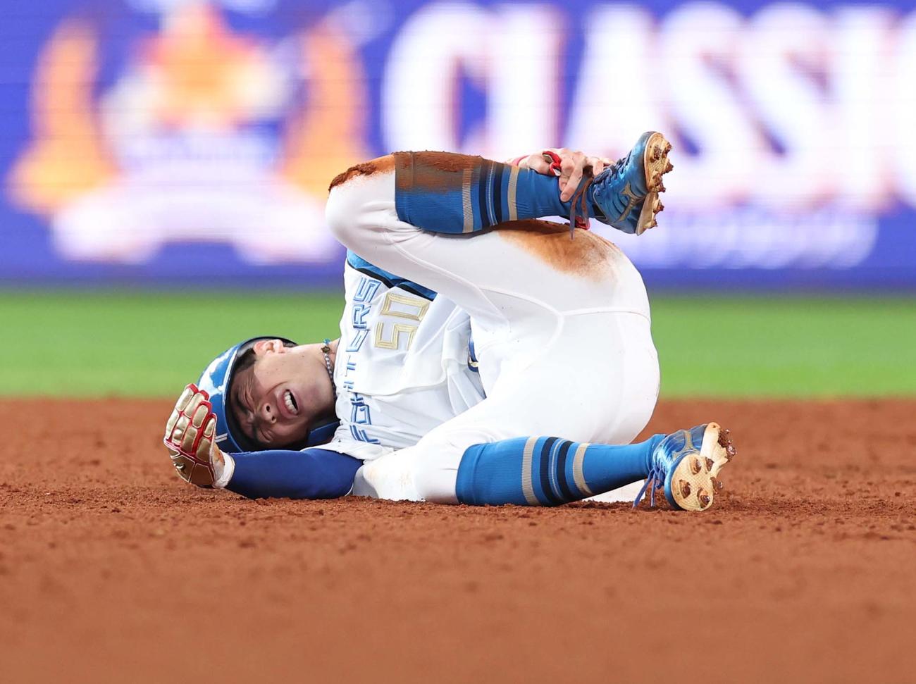 日本ハム対西武　5回裏日本ハム2死一塁、盗塁したさいに左足を痛める五十幡（撮影・黒川智章）