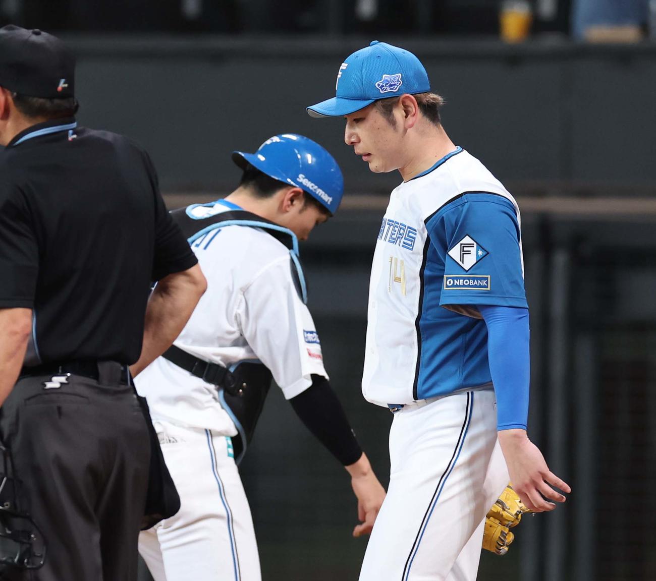 日本ハム対西武　6回表、失点し渋い表情の加藤貴（撮影・黒川智章）